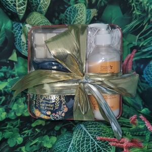 Holiday Gift Box – Wax Burner, Wax Melts & Shea Butter Lotion